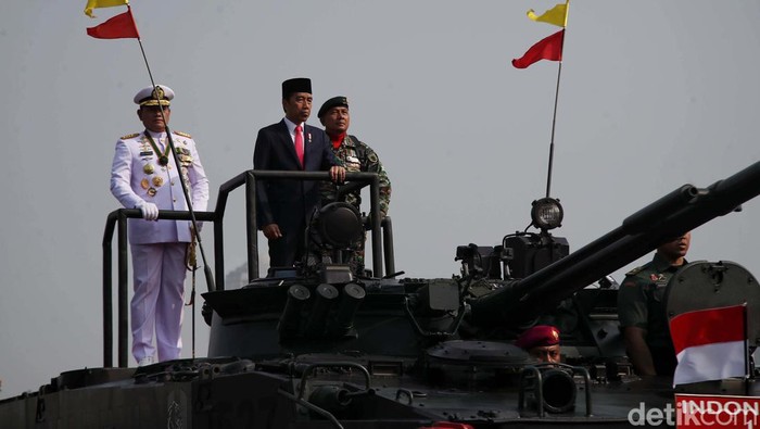 Presiden Joko Widodo memimpin pacara HUT ke-78 TNI di Monas, Jakarta Pusat. Jokowi juga sempat melakukan inspeksi pasukan.