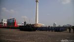 Momen Jokowi Inspeksi Pasukan di HUT TNI