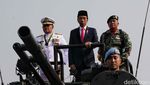 Momen Jokowi Inspeksi Pasukan di HUT TNI