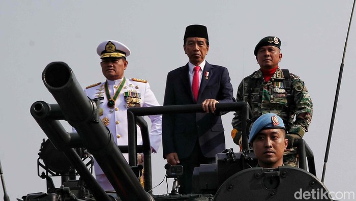 Presiden Joko Widodo memimpin pacara HUT ke-78 TNI di Monas, Jakarta Pusat. Jokowi juga sempat melakukan inspeksi pasukan.