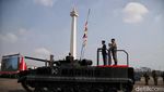 Momen Jokowi Inspeksi Pasukan di HUT TNI