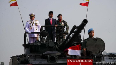 Momen Jokowi Inspeksi Pasukan di HUT TNI