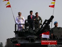 Momen Jokowi Inspeksi Pasukan di HUT TNI