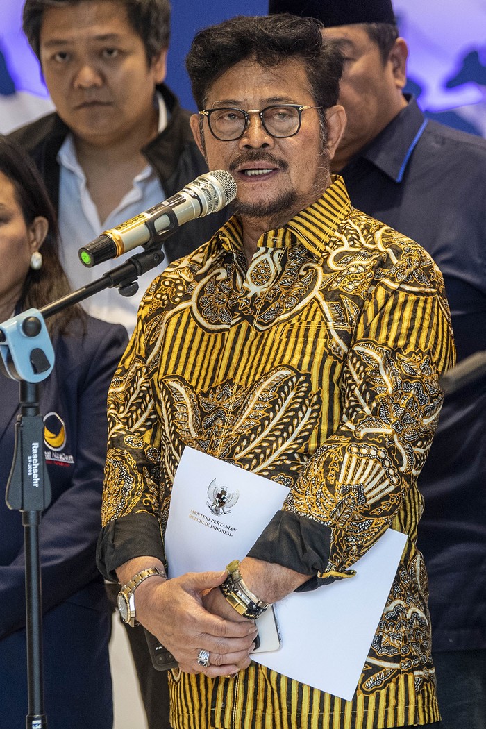 Menteri Pertanian Syahrul Yasin Limpo didampingi jajaran pengurus partai memberikan keterangan pers di Kantor DPP Partai NasDem, Jakarta, Kamis (5/10/2023). Syahrul Yasin Limpo mengatakan kedatangannya di Polda Metro Jaya terkait kasus dugaan pemerasan oleh pimpinan KPK. ANTARA FOTO/Galih Pradipta/YU