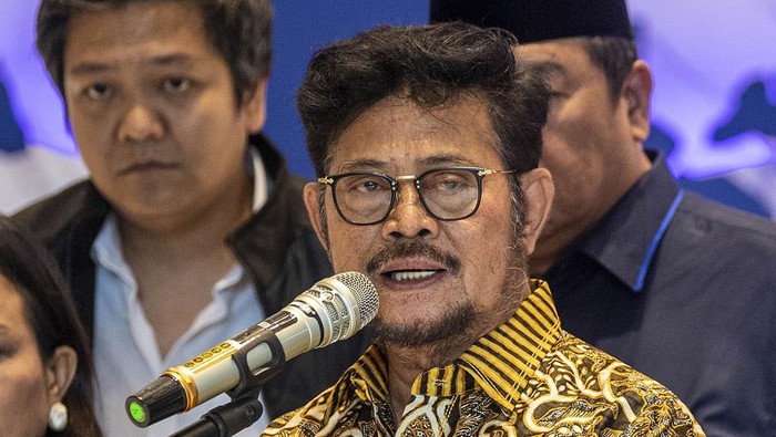 Menteri Pertanian Syahrul Yasin Limpo didampingi jajaran pengurus partai memberikan keterangan pers di Kantor DPP Partai NasDem, Jakarta, Kamis (5/10/2023). Syahrul Yasin Limpo mengatakan kedatangannya di Polda Metro Jaya terkait kasus dugaan pemerasan oleh pimpinan KPK. ANTARA FOTO/Galih Pradipta/YU