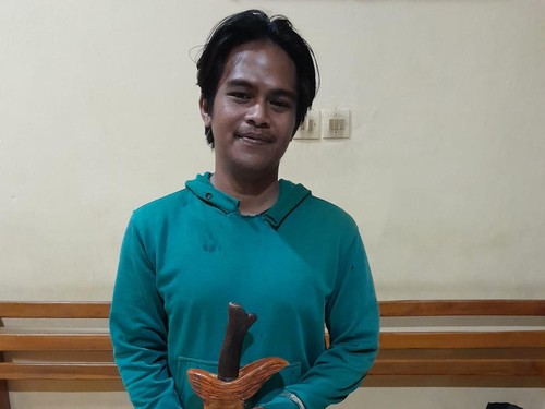 Nehemia Zakaria Sula (25), pelaku pembacokan saat diamankan di Mapolsek Oebobo, Kota Kupang, NTT pada Rabu (4/10/2023) malam. (dokumen Polsek Oebobo)