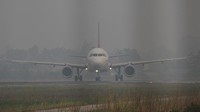 Menurut pantauan Badan Meteorologi, Klimatologi, dan Geofisika (BMKG) cuaca penerbangan pada saat pagi hari di bandara itu berasap dengan jarak pandang 800 meter.   