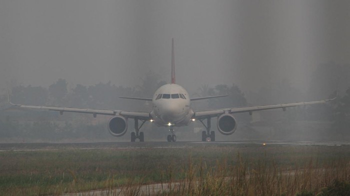 Ngeri! Kabut Asap Bikin Jarak Pandang di Bandara Palangka Raya Terbatas Pesawat komersial bersiap melakukan penerbangan di tengah polusi asap di Bandara Tjilik Riwut, Palangka Raya, Kalimantan Tengah, Rabu (4/10/2023). Menurut pantauan Badan Meteorologi, Klimatologi, dan Geofisika (BMKG) cuaca penerbangan pada saat pagi hari di bandara itu berasap dengan jarak pandang 800 meter. ANTARA FOTO/Auliya Rahman/Ief/foc.