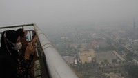 Berdasarkan data dari aplikasi ISPUnet Kementerian Lingkungan Hidup dan Kehutanan (KLHK), kualitas udara di kota itu masuk kategori berbahaya dengan nilai indeks 317 pada Selasa (4/10/2023) pukul 16.00 WIB.   