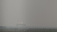 Pesawat komersial bersiap melakukan penerbangan di tengah polusi asap di Bandara Tjilik Riwut, Palangka Raya, Kalimantan Tengah, Rabu (4/10/2023).   