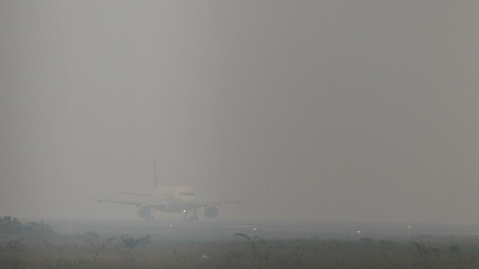 Ngeri! Kabut Asap Bikin Jarak Pandang di Bandara Palangka Raya Terbatas Pesawat komersial bersiap melakukan penerbangan di tengah polusi asap di Bandara Tjilik Riwut, Palangka Raya, Kalimantan Tengah, Rabu (4/10/2023). Menurut pantauan Badan Meteorologi, Klimatologi, dan Geofisika (BMKG) cuaca penerbangan pada saat pagi hari di bandara itu berasap dengan jarak pandang 800 meter. ANTARA FOTO/Auliya Rahman/Ief/foc.