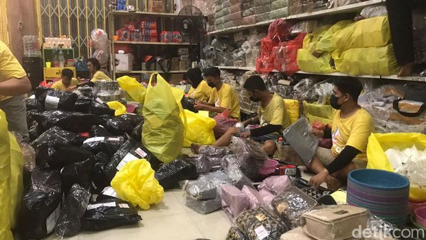 omzet perajin tas dan dompet wanita di Mojokerto anjlok hingga 90% setelah TikTok Shop dtutup