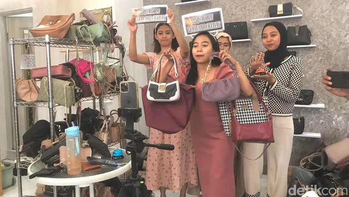 omzet perajin tas dan dompet wanita di Mojokerto anjlok hingga 90% setelah TikTok Shop dtutup
