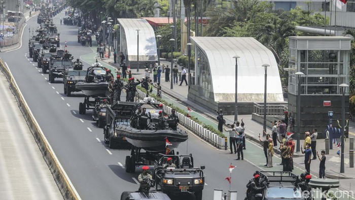 Parade alutsista TNI dan parade marching band memeriahkan HUT ke-78 TNI. Begini keseruannya.