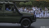 Warga pun riuh melihat parade alutsista melintasi Jalan MH Thamrin menuju Bundaran HI, Jakarta Pusat.  