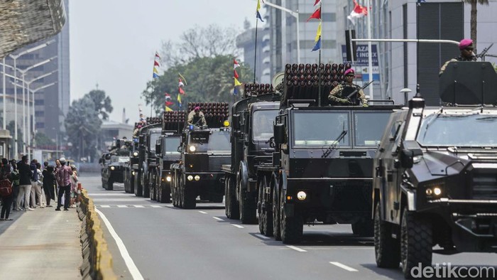 Parade alutsista TNI dan parade marching band memeriahkan HUT ke-78 TNI. Begini keseruannya.