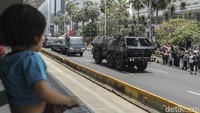 Warga pun antusias melihat parade persenjataan tersebut. Mereka juga berteriak Merdeka hingga Komando sepanjang parade melintas.  