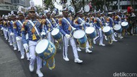 Ada juga aksi Taruna Akademi Militer yang  melakukan parade marching band di Bundaran HI. Jakarta, Kamis (5/10/2023).  