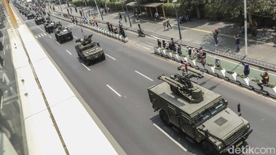 Parade Alutsista hingga Marching Band Ramaikan HUT TNI
