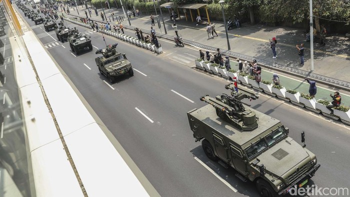 Parade alutsista TNI dan parade marching band memeriahkan HUT ke-78 TNI. Begini keseruannya.