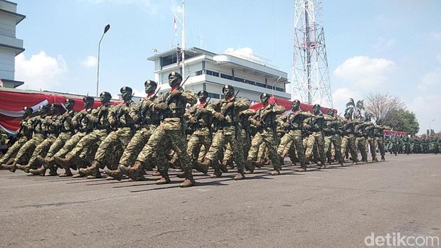 Parade Defile Peringatan HUT TNI ke 78 di Surabaya