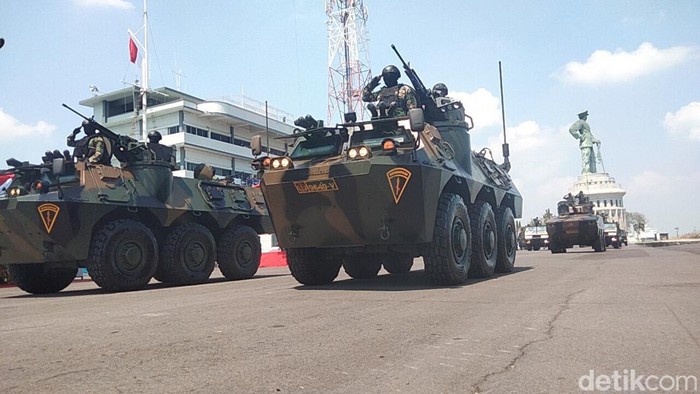 Parade Defile Peringatan HUT TNI ke 78 di Surabaya