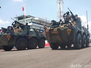 Momen Defile hingga Upacara Rayakan HUT ke-78 TNI di Surabaya
