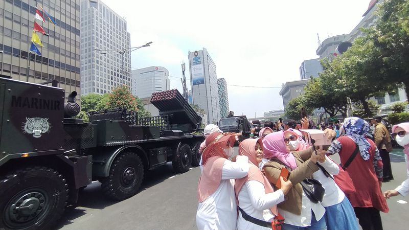 Parade HUT TNI lintasi Jalan MH Thamrin (Tina/detikcom)
