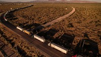 Sekitar 8.000 trailer yang membawa barang senilai sekitar USD 1 miliar telah terdampar di wilayah Meksiko selama seminggu terakhir menurut asosiasi transportasi Ciudad Juarez, pusat manufaktur utama di seberang El Paso, Texas.