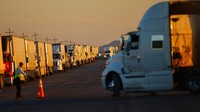 Truk menunggu dalam antrian untuk menyeberang ke Amerika Serikat melalui Jeronimo - Jembatan Internasional Santa Teresa yang menghubungkan kota Ciudad Juarez ke Santa Teresa, New Mexico di Ciudad Juarez, Meksiko, Rabu (4/10/2023). Bea Cukai dan Perlindungan Perbatasan AS (CBP) menetapkan penangguhan sementara pemrosesan kargo di Jembatan Cordova Amerika untuk mengizinkan petugasnya di lokasi membantu Patroli Perbatasan dalam memproses migran yang tiba di luar penyeberangan resmi.