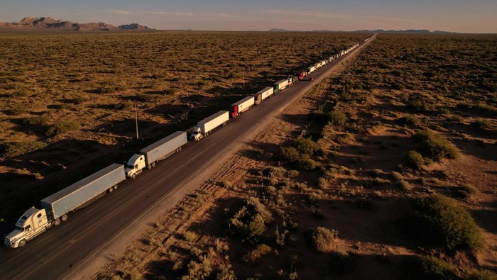 Patroli Perbatasan AS-Meksiko Diperkekat Bikin Truk Antre Mengular Trucks wait in a queue to cross into the United States via the Jeronimo-Santa Teresa International Bridge connecting the city of Ciudad Juarez to Santa Teresa, New Mexico, after U.S. Customs and Border Protection (CBP) set a