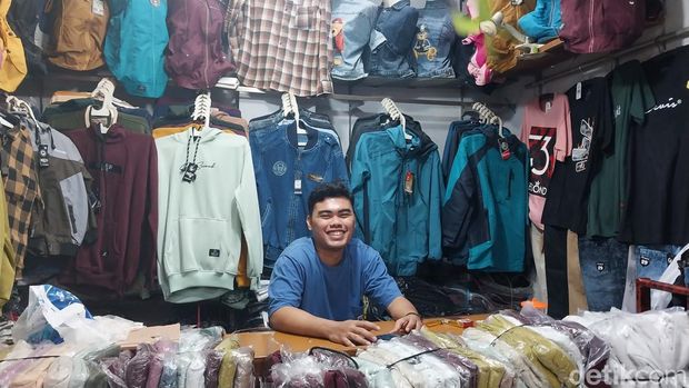 Pedagang Pasar Besar Malang yang belum merasakan perubahan berarti usai TikTok Shop ditutup.