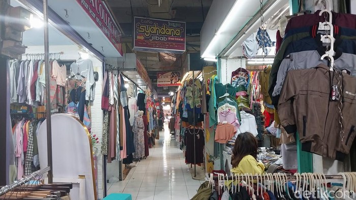 Pedagang Pasar Besar Malang yang belum merasakan perubahan berarti usai TikTok Shop ditutup.