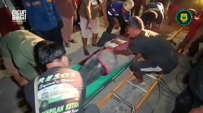 Pekerja bangunan di Cileungsi, Bogor, Jabar, tersengat aliran listrik tegangan tinggi, Kamis (5/10/2023).