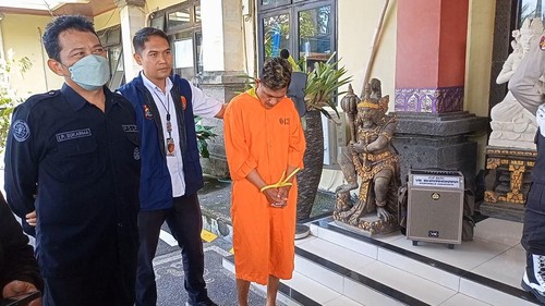 Pelaku pemerkosa perempuan yang belum obat di apotek di Kuta Utara, Badung, Kamis (5/10/2023). (Agus Eka/detikBali)
