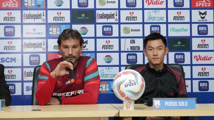 Pelatih Persis Solo Leonardo Medina dan pemain Persis Sutanto Tan saat konferensi pers jelang laga melawan Persikabo 1973 di Stadion Wibawa Mukti Cikarang, Jawa Barat, Kamis (6/10/2023).