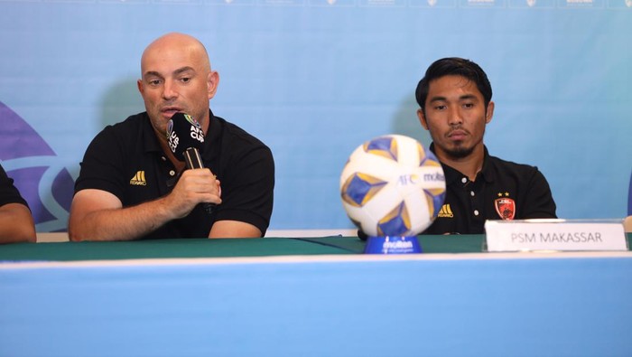 Pelatih PSM Makassar Bernardo Tavares dan pemainnya M Arfan pada sesi prematch konferensi pers jelang lawan Sabah FC di AFC Cup.