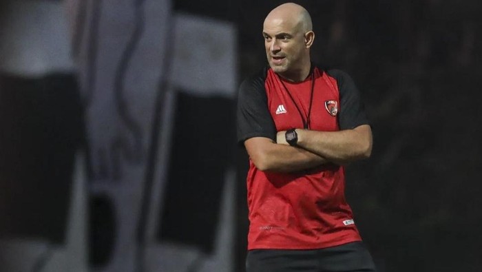 Pelatih PSM Makassar Bernardo Tavares pada sesi latihan jelang lawan Sabah FC di AFC Cup.