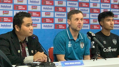 Pelatih Terengganu FC Tomislav Steinbruckner (baju biru) saat konferensi pers di Stadion Kapten I Wayan Dipta, Gianyar, Rabu malam (4/10/2023).