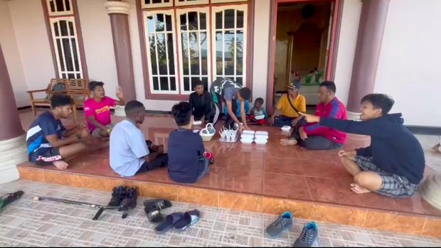 Peltu Deni bersama anak-anak disabilitas di Merauke