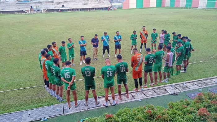 Pemain PSMS Medan ketika berdoa usai berlatih. (Foto: Dok. PSMS Medan)