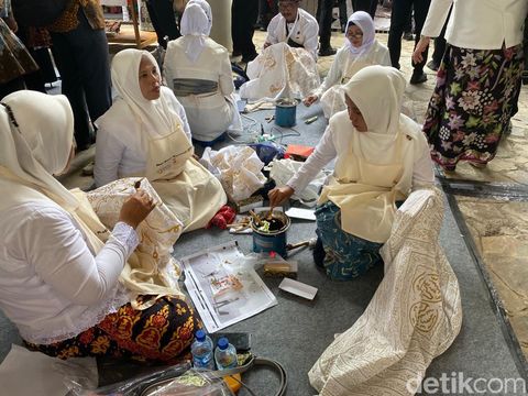Pembatik dari Seluruh Indonesia Pecahkan Rekor MURI di Hari Batik