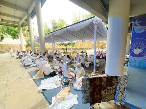 Pembatik dari Seluruh Indonesia Pecahkan Rekor MURI