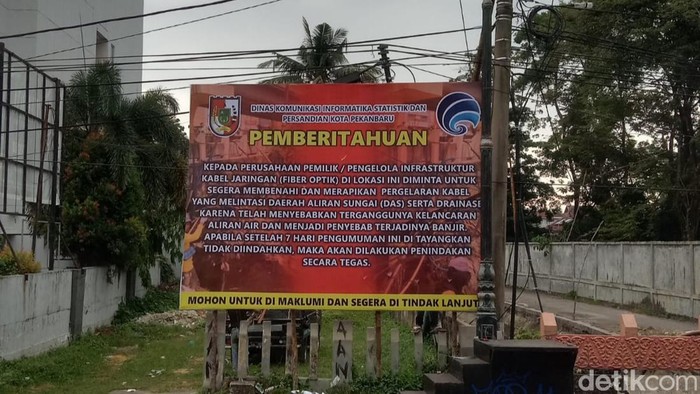 Pemberitahuan tentang penertiban kabel provider di Pekanbaru. (Raja Adil Siregar/detikSumut)
