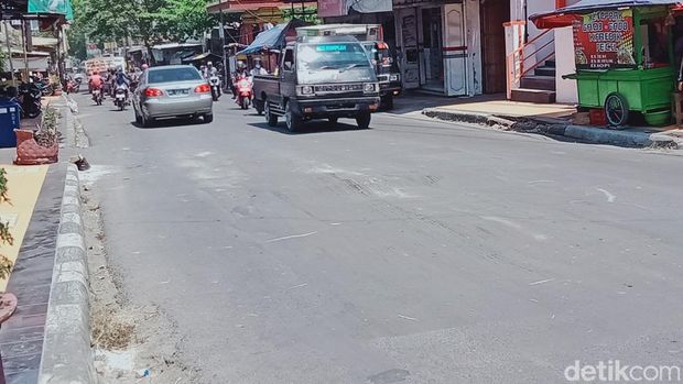 Penampakan jalan yang melembung di Jatinom, Klaten, Kamis (5/10/2023).