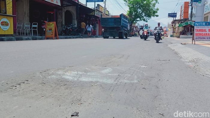 Penampakan jalan yang melembung di Jatinom, Klaten, Kamis (5/10/2023).
