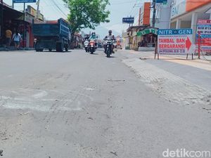 Aspal Jalan di Jatinom Klaten Melembung, Diduga Dampak Truk Pasir