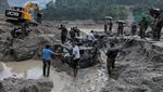 Penampakan Truk-truk Jadi Korban Banjir Bandang di India