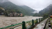 Banjir bandang ini dipicu oleh hujan deras yang mengguyur wilayah Sikkim.  