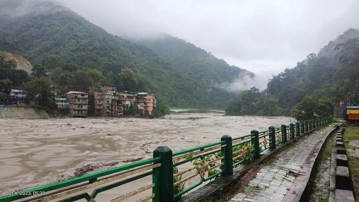 Penampakan Truk Jadi Korban Banjir Bandang di India Banjir bandang menerjang Sikkim, India, Kamis (5/10/2023). Selain menewaskan belasan orang, banjir itu juga membuat sejumlah truk tertimbun lumpur.